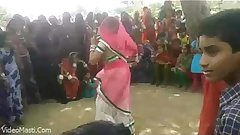 Bhabhiji Dancing On Bhojpuri Song In Gaon(videomasti.com)