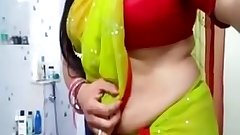 Desi bhabhi hot side boobs and tummy view in blouse for boyfriend