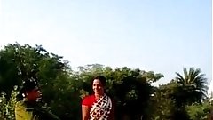 desi village bhabhi saree lift pussy show in public